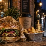 Livraison street food dijon : burger, frites et carte de livraison sur smartphone